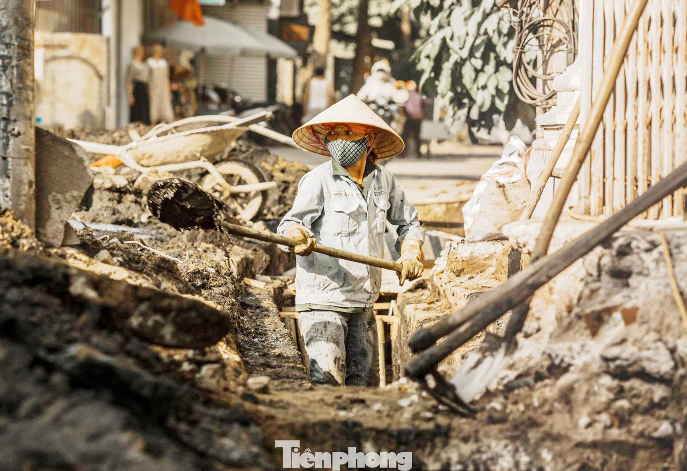 Tại những công trình đang thi công, thợ xây, người phụ hồ căng mình giữa nắng đổ lửa để kịp hoàn thành tiến độ được giao. Thời tiết vào hè, những người thợ làm theo công nhật đều bắt đầu công việc từ sớm để có thể nghỉ sớm tránh nắng nóng.