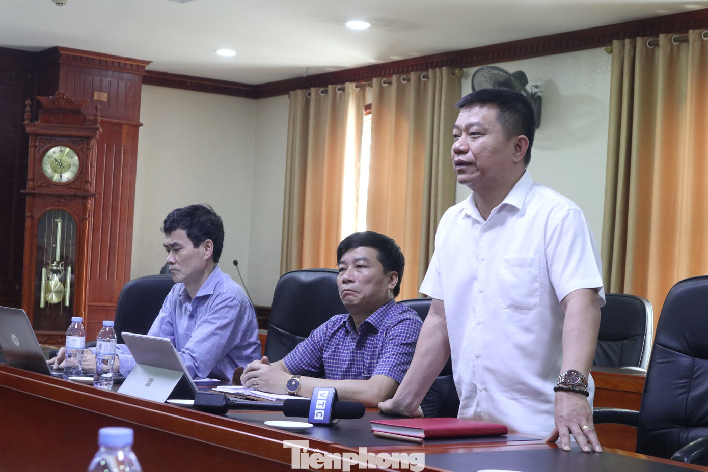 Đại diện Trường đại học Vinh và lãnh đạo Trường THPT chuyên Đại học Vinh trao đổi với các cơ quan báo chí về sự việc một nữ sinh lớp 10 tự vẫn.