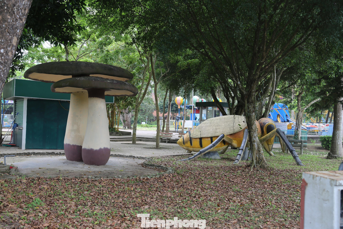 Không gian tĩnh lặng, im lìm.