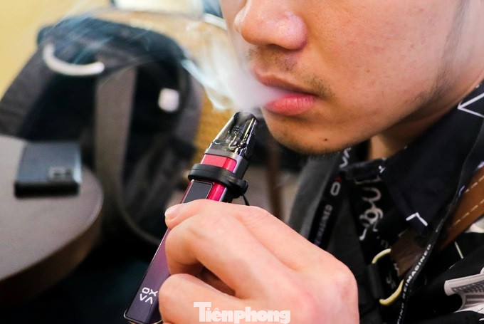 Hình ảnh nam sinh sử dụng thuốc lá điện tử ở TP Vinh, Nghệ An