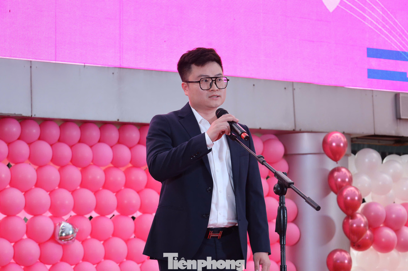 Phát biểu tại chương trình, anh Bùi Đình Tuấn - Bí thư Đoàn thanh niên Bộ Y tế chia sẻ: “Chương trình “Mang âm nhạc đến bệnh viện” bắt đầu từ ý tưởng của ca sĩ Thái Thùy Linh vào năm 2011. Đây là chương trình số 209 và là lần thứ 2, chương trình được tổ chức tại Bệnh viện Ung bướu Nghệ An. Với tinh thần “lá lành đùm lá rách”, chúng tôi mong muốn tiếp thêm nghị lực cho bệnh nhân, giảm bớt đau đớn, căng thẳng, lo âu. Đối với y bác sĩ, âm nhạc giúp thư giãn, tái tạo năng lượng, từ đó nâng cao tinh thần làm việc và tạo nên môi trường y tế đầy tình người, ấm áp yêu thương”.