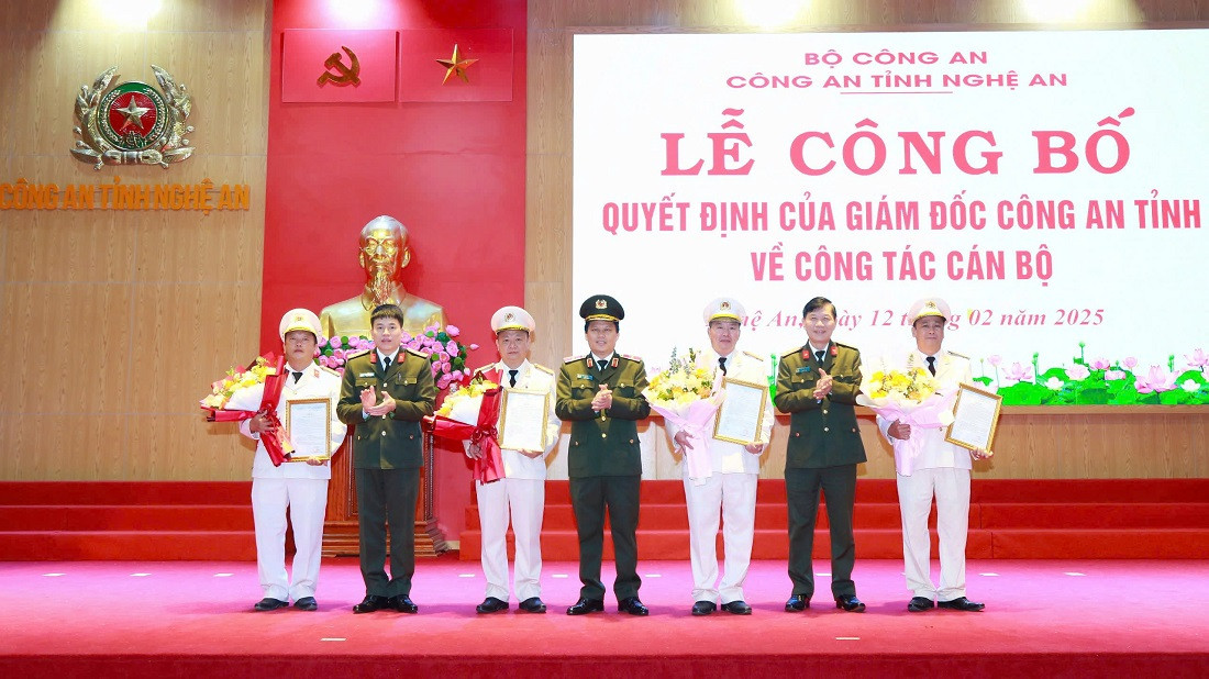 Lãnh đạo Công an tỉnh Nghệ An trao quyết định điều động 4 Phó Trưởng công an huyện đến nhận công tác và giữ chức vụ chỉ huy công an xã.