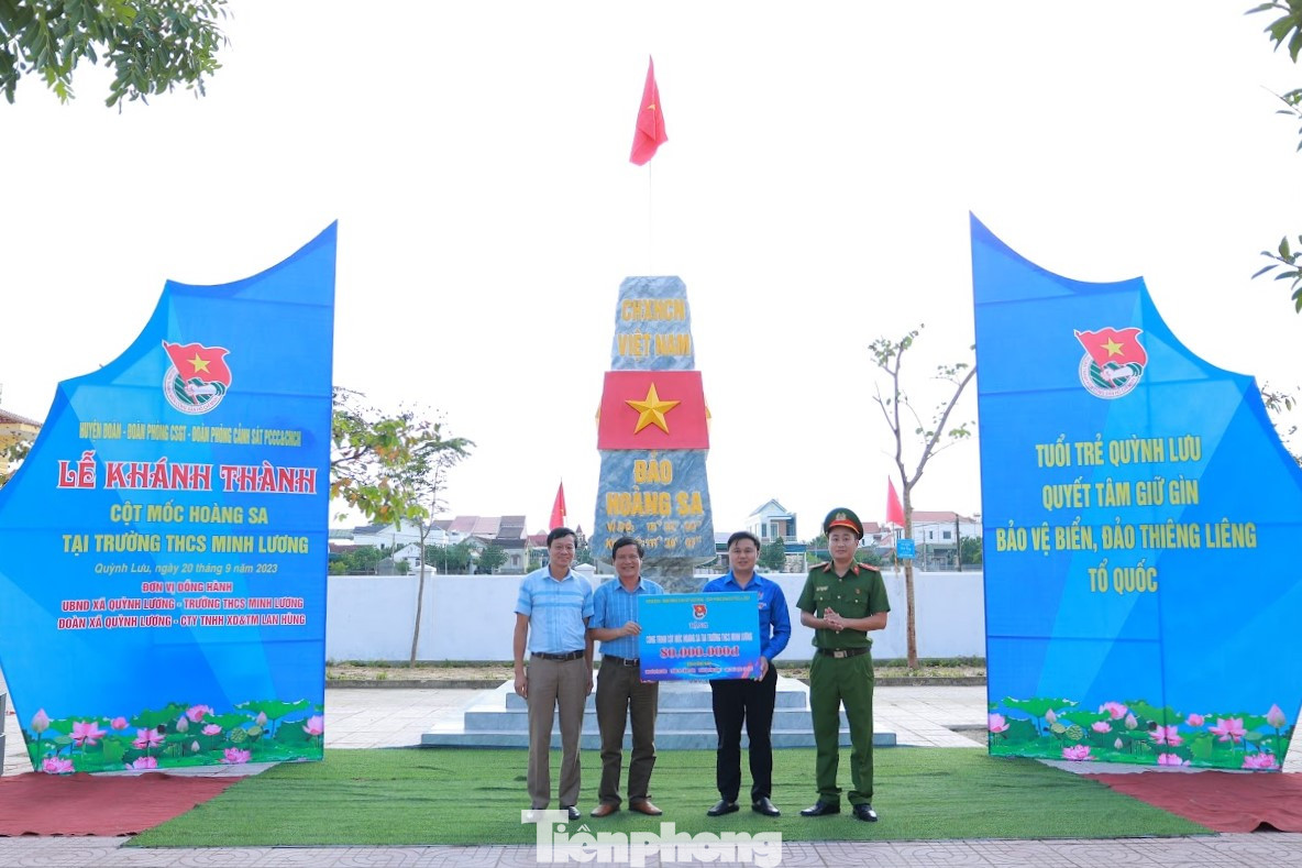 Trao biển công trình cho Ban giám hiệu trường THCS Minh Lương.