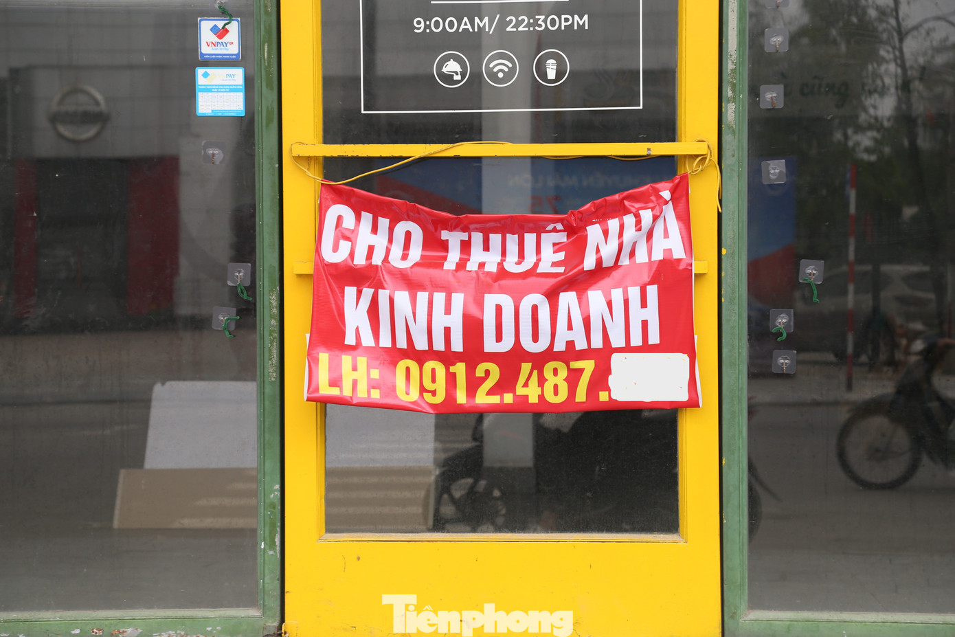 Theo chị Nhung, sau đại dịch COVID-19, tình hình kinh tế, thị trường trở nên trầm lắng, người kinh doanh gặp nhiều khó khăn. Dịch bệnh cũng làm thay đổi thói quen mua hàng. Khách hàng chuyển sang hình thức mua sắm trực tuyến và đặt dịch vụ giao hàng tận nhà bởi sự tiện lợi, nhanh chóng và đảm bảo an toàn sức khỏe.