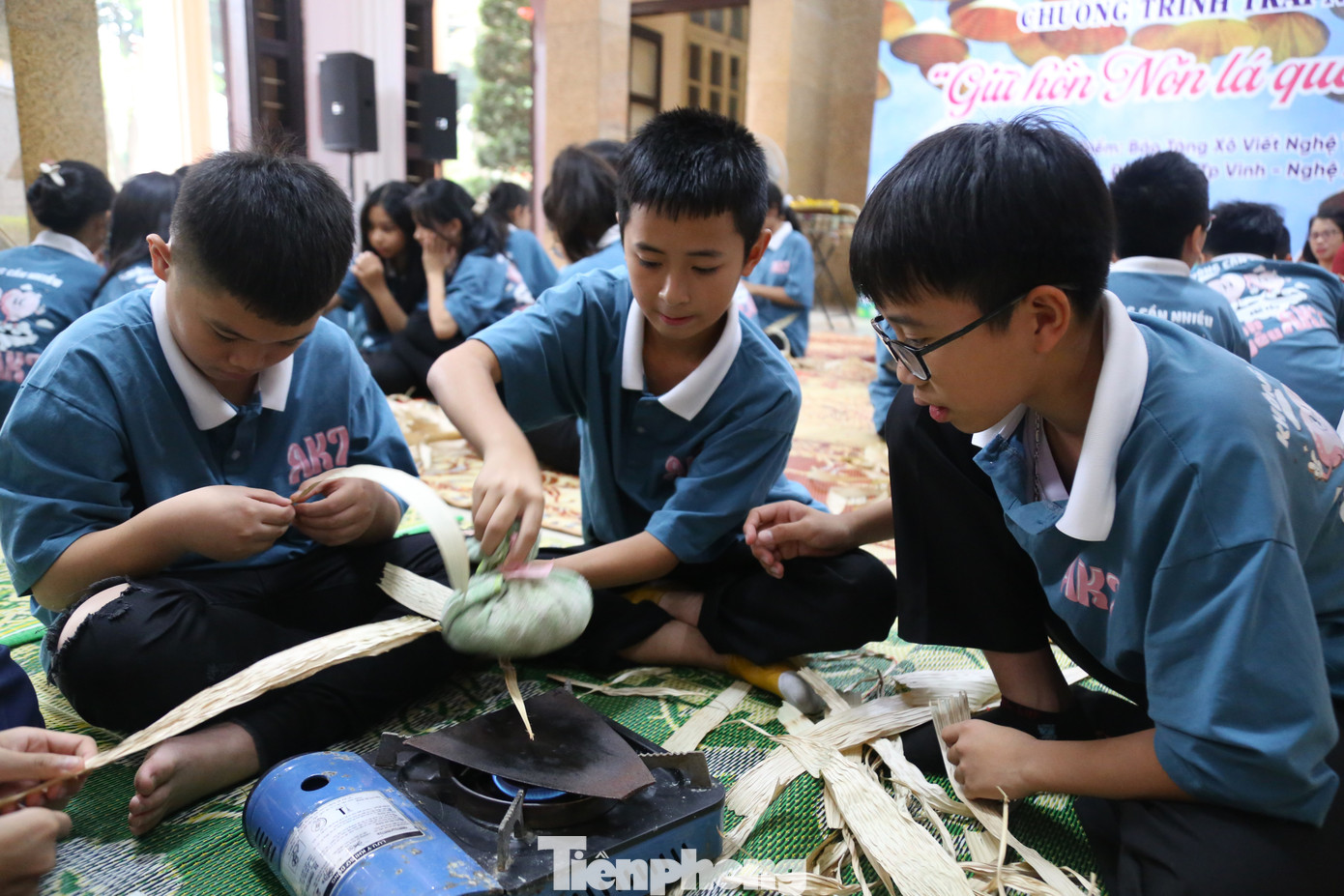 Trải nghiệm công đoạn bóc lá dừa và là thẳng.