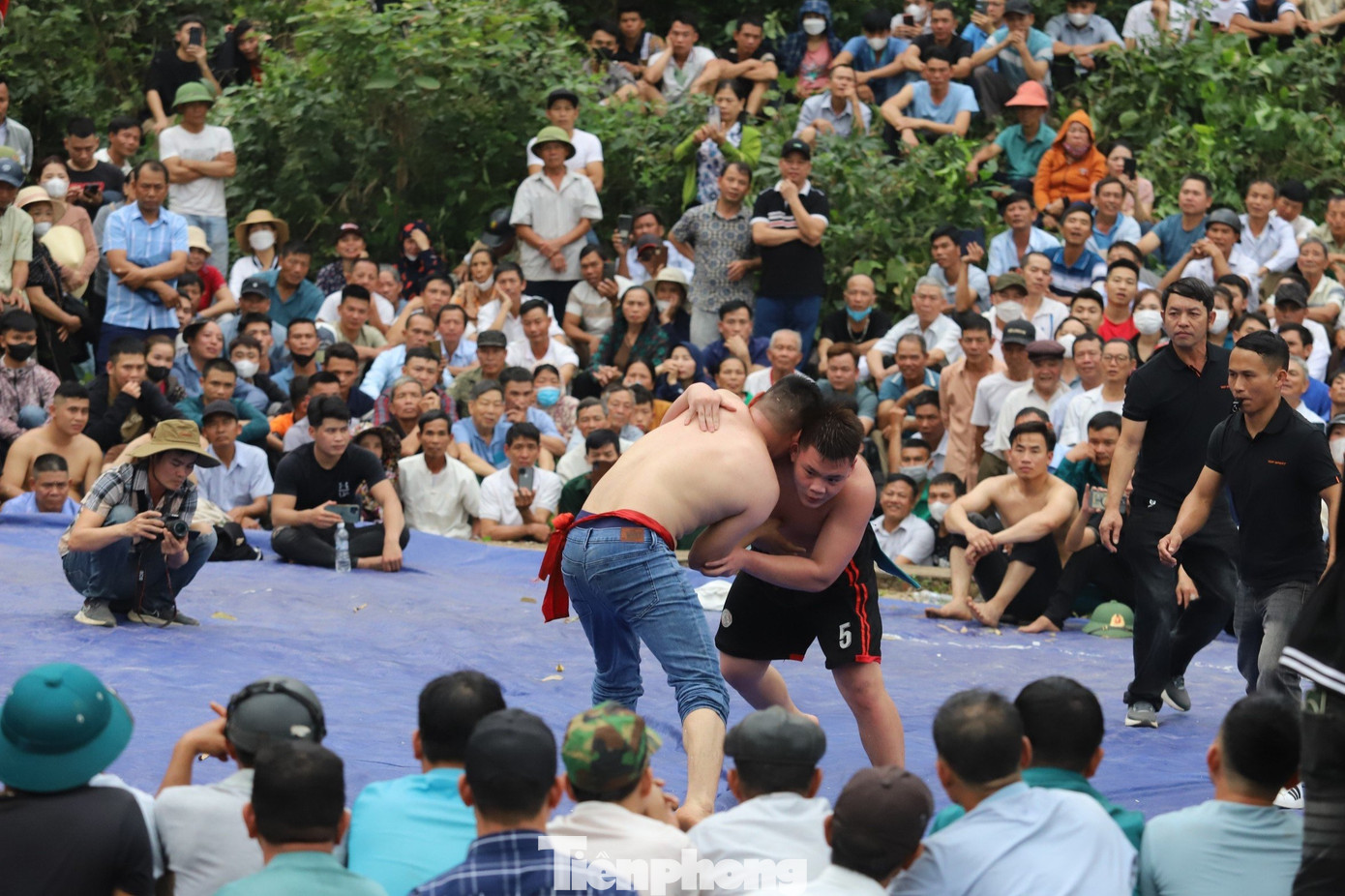 Sới vật diễn ra dưới chân núi Đụn, trong Khu lăng mộ vua Mai. Tham gia giải đấu là những thanh niên khoẻ mạnh, yêu thích bộ môn đấu vật và thường chưa qua một trường lớp đào tạo chuyên nghiệp nào.