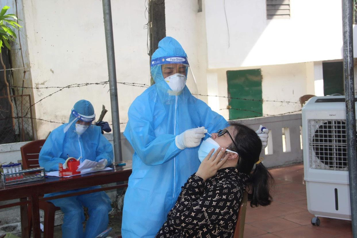 Lấy mẫu xét nghiệm COVID-19