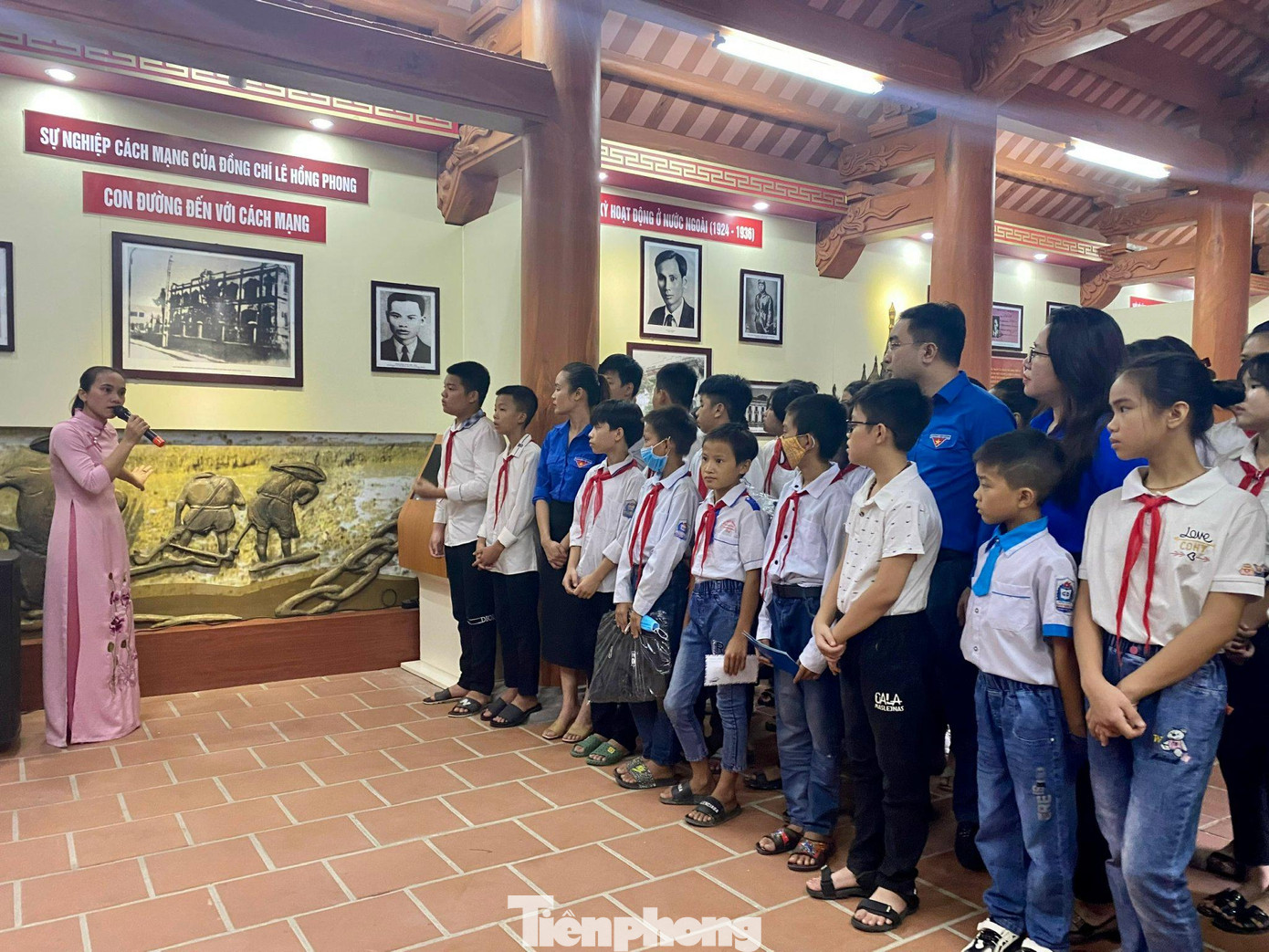 Các em thiếu nhi đã được tham quan, nghe thuyết minh về thân thế, cuộc đời và sự nghiệp của Tổng Bí thư Lê Hồng Phong.