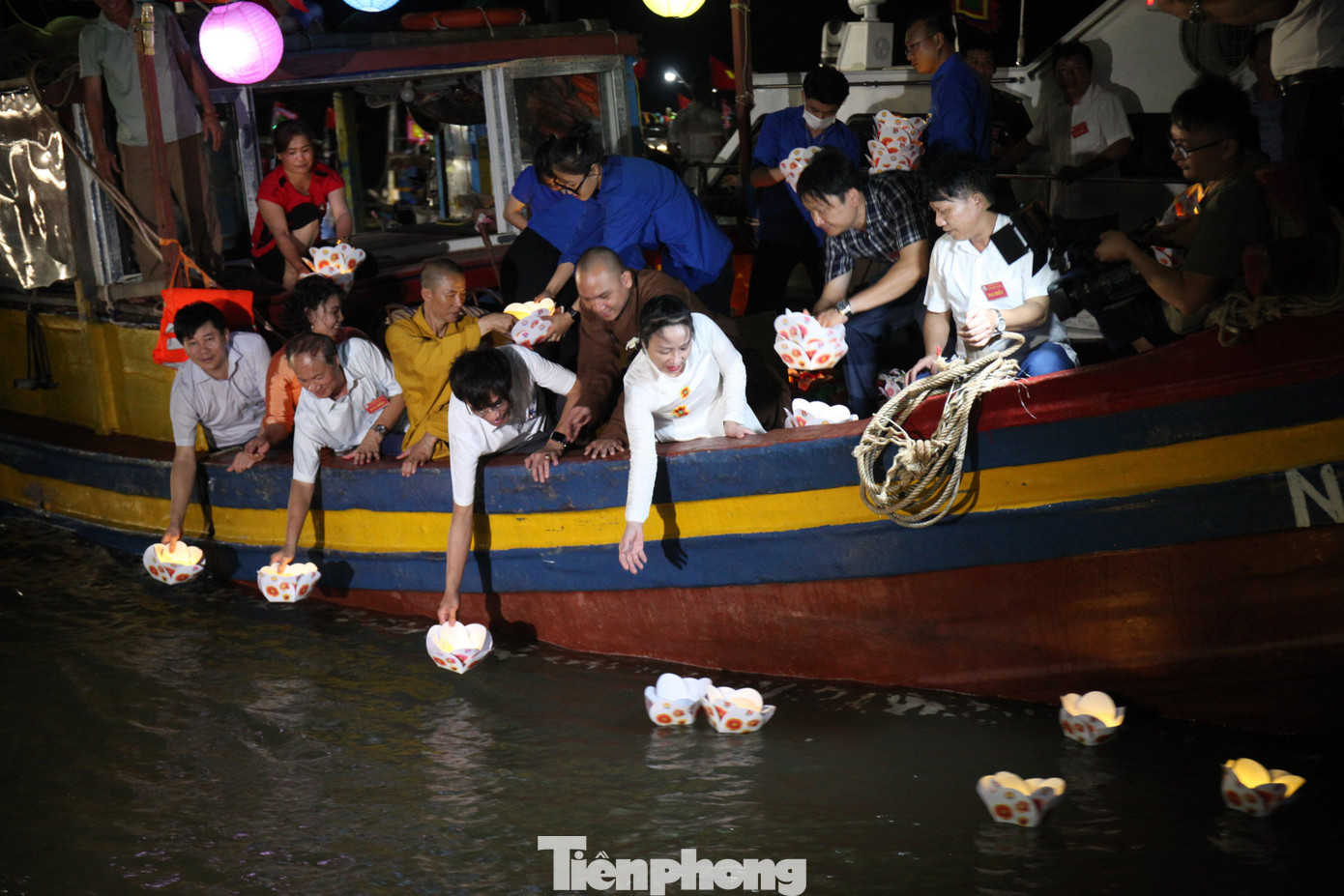 Lãnh đạo thị xã Cửa Lò, các tăng ni, phật tử thực hiện nghi lễ thả đèn hoa đăng. Lãnh đạo thị xã Cửa Lò, các tăng ni, phật tử thực hiện nghi lễ thả đèn hoa đăng.
