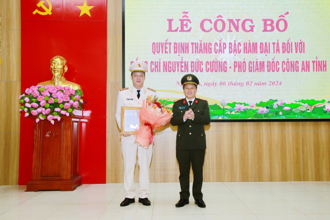Thừa ủy quyền Bộ trưởng Bộ Công an, Đại tá Bùi Quang Thanh - Giám đốc Công an tỉnh Nghệ An trao quyết định thăng cấp bậc hàm Đại tá đối với Phó Giám đốc Công an tỉnh Nghệ An Nguyễn Đức Cường. Thừa ủy quyền Bộ trưởng Bộ Công an, Đại tá Bùi Quang Thanh - Giám đốc Công an tỉnh Nghệ An trao quyết định thăng cấp bậc hàm Đại tá đối với Phó Giám đốc Công an tỉnh Nghệ An Nguyễn Đức Cường.