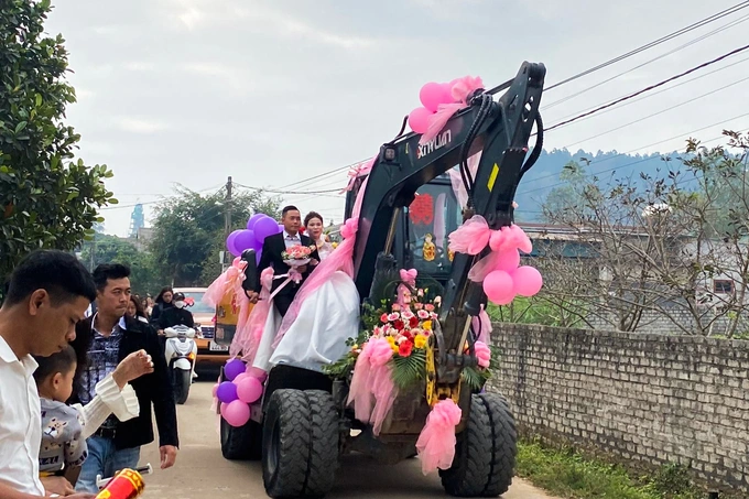 Hình ảnh chú rể rước dâu bằng máy xúc ở Nghệ An Hình ảnh chú rể rước dâu bằng máy xúc ở Nghệ An