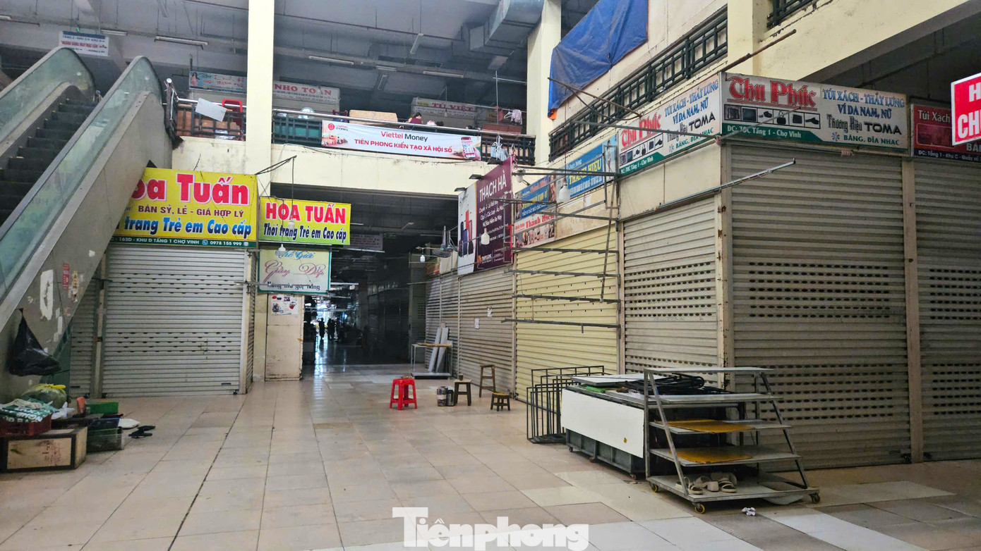 Điều đáng nói, việc nhiều tiểu thương đóng cửa ngừng kinh doanh trùng với thời điểm lực lượng chức năng đang cao điểm đấu tranh ngăn chặn, đẩy lùi tội phạm buôn lậu, gian lận thương mại, hàng giả.