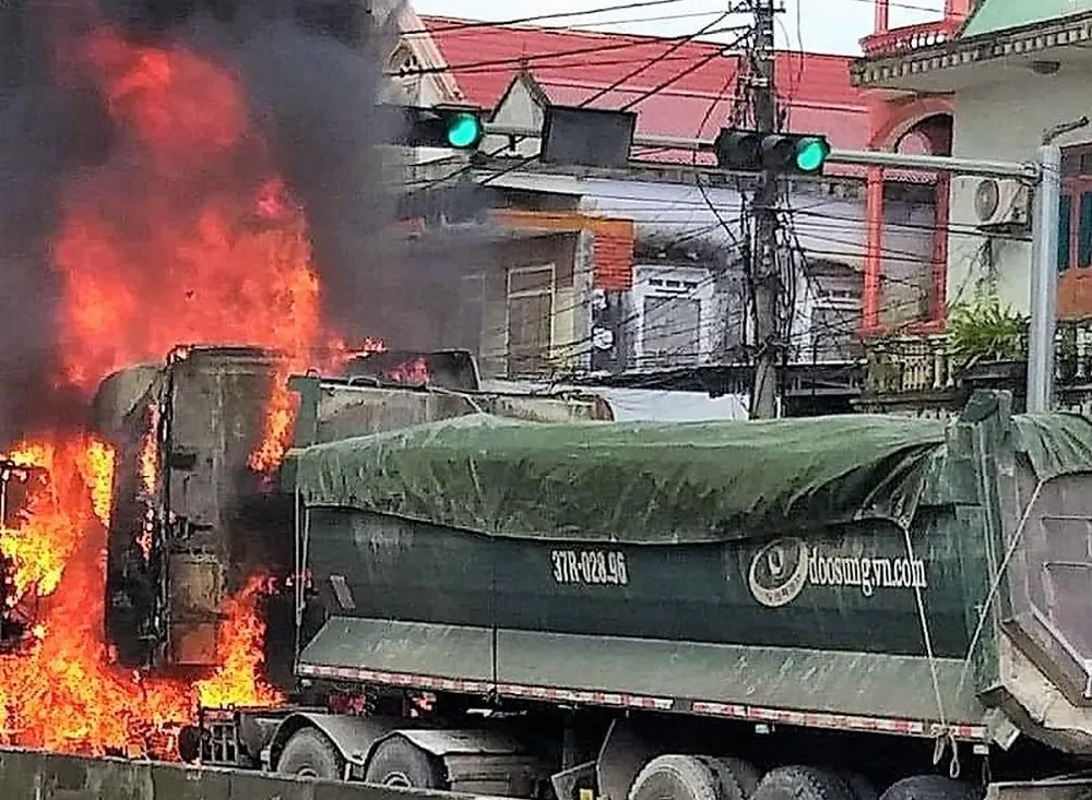 Phần đầu xe bốc cháy dữ dội