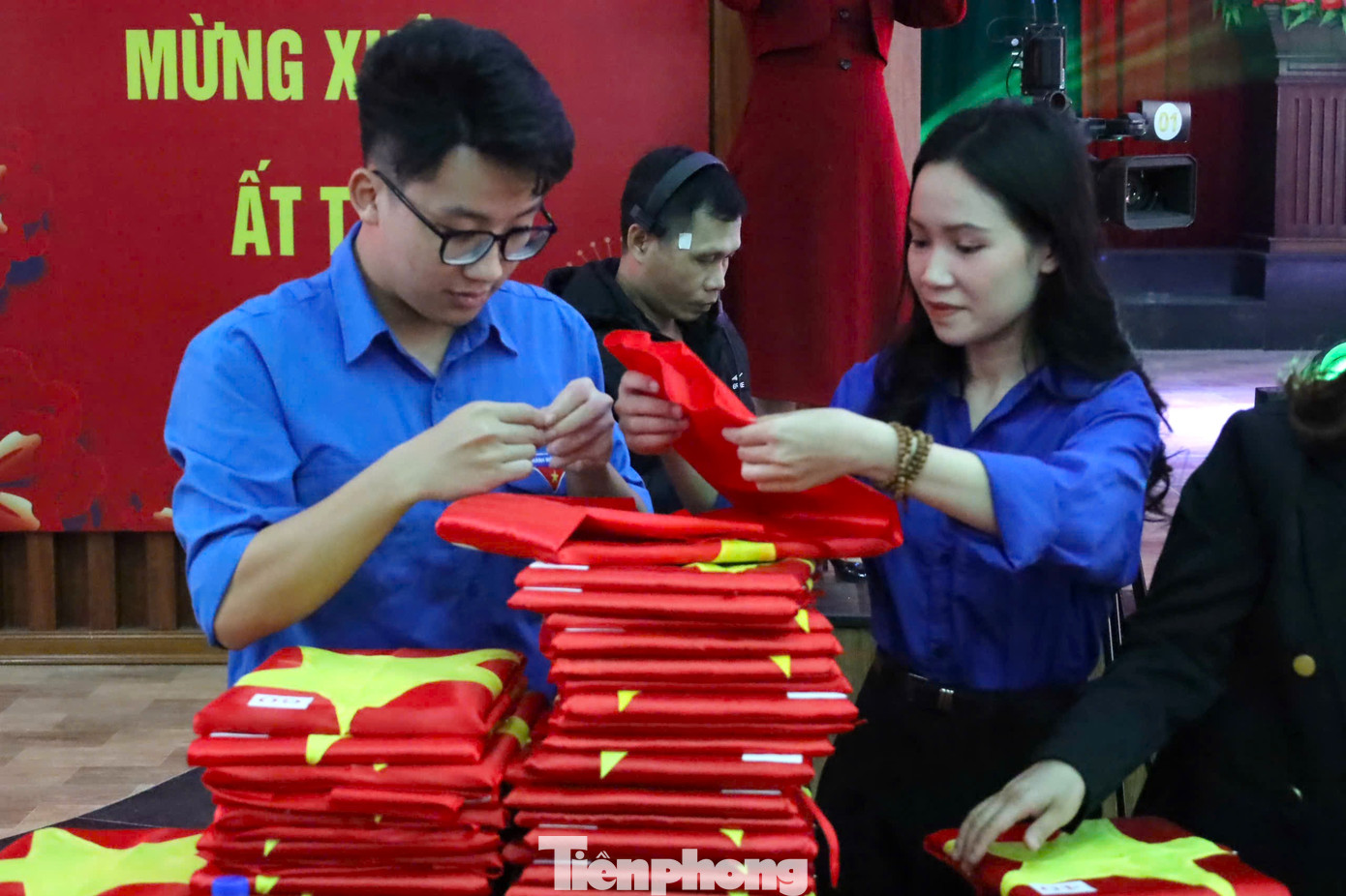 Những tấm ảnh liệt sĩ được bọc trang trọng trong lá cờ Tổ Quốc, chuyển từ Hà Nội vào để kịp trao tới tay người thân trước dịp Tết cổ truyền của dân tộc.