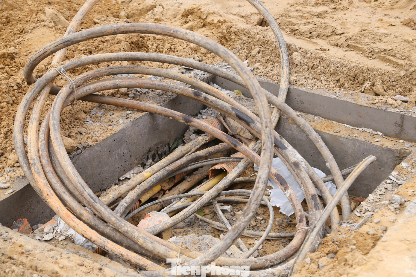 Một đoạn vỉa hè đường Lê Nin ngổn ngang với rác thải, đất đá,... gây mất an toàn và mỹ quan đô thị.