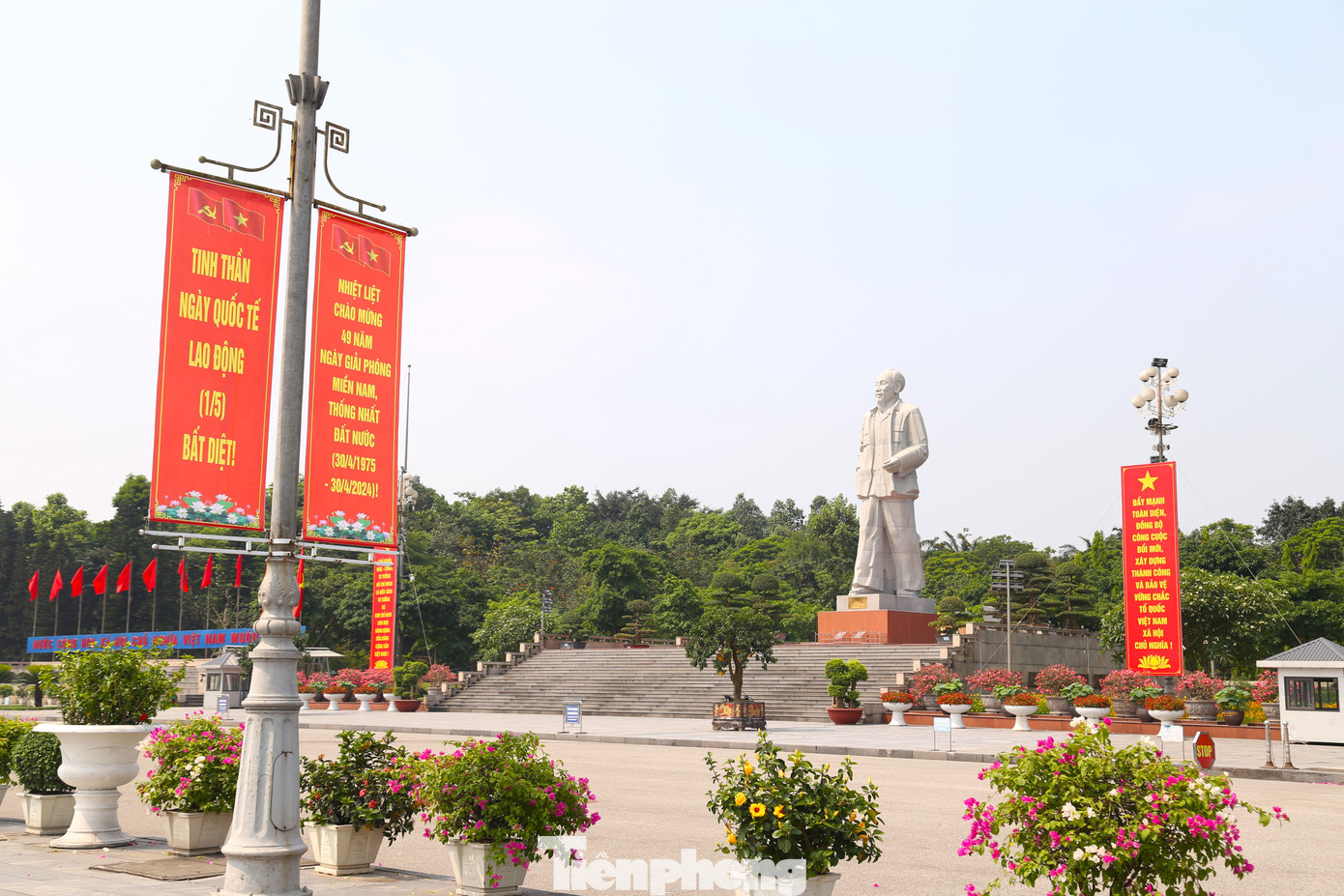 Khẩu hiệu, băng rôn với nội dung chào mừng ngày lễ lớn như “Nhiệt liệt chào mừng 49 năm ngày Giải phóng miền Nam thống nhất đất nước (30/4/1975 - 30/4/2022)” , “Tinh thần Quốc tế Lao động 1/5 bất diệt”,... được treo tại Quảng trường Hồ Chí Minh.