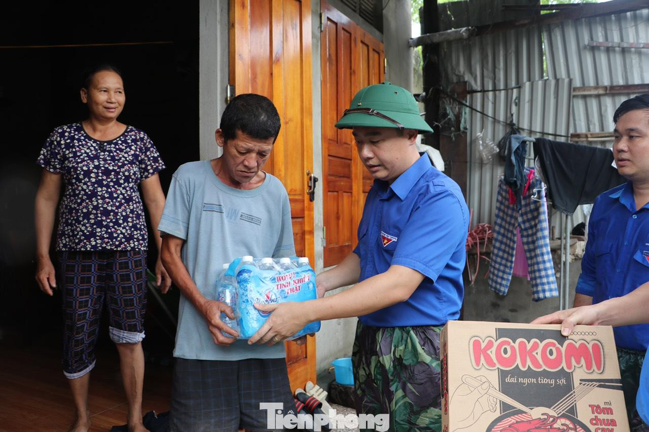 Việc hỗ trợ nhu yếu phẩm kịp thời giúp người dân yên tâm khắc phục hậu quả do mưa lũ gây ra