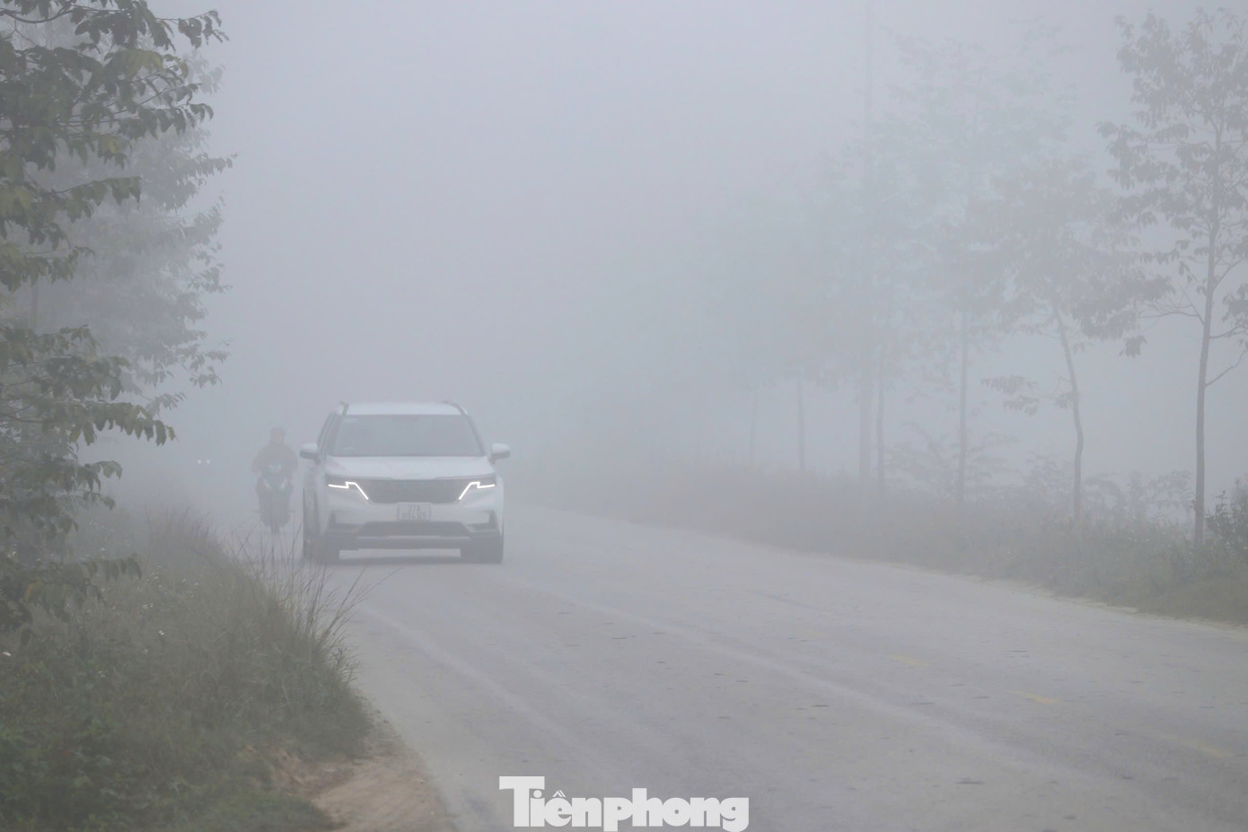 Theo dự báo của Đài Khí tượng Thủy văn khu vực Bắc Trung Bộ, hôm nay (9/1), các khu vực phổ biến nhiều mây, sáng sớm có sương mù và sương mù nhẹ rải rác, trời rét. Cơ quan chức năng khuyến cáo khi tham gia giao thông qua các điểm có sương mù trên các tuyến quốc lộ nhiều đèo dốc, lái xe cần đi chậm, duy trì bám đường, đi đúng làn đường, tập trung quan sát các biển cảnh báo, tiêu phản quang, đinh phản quang, sơn vạch kẻ vạch; không vượt xe trong điều kiện sương mù, tầm nhìn hạn chế; giữ khoảng cách an toàn đối với xe đi trước… Đặc biệt, lái xe cần kiểm tra hệ thống phanh xe, an toàn kỹ thuật của phương tiện để tránh trường hợp đáng tiếc, không may xảy ra.