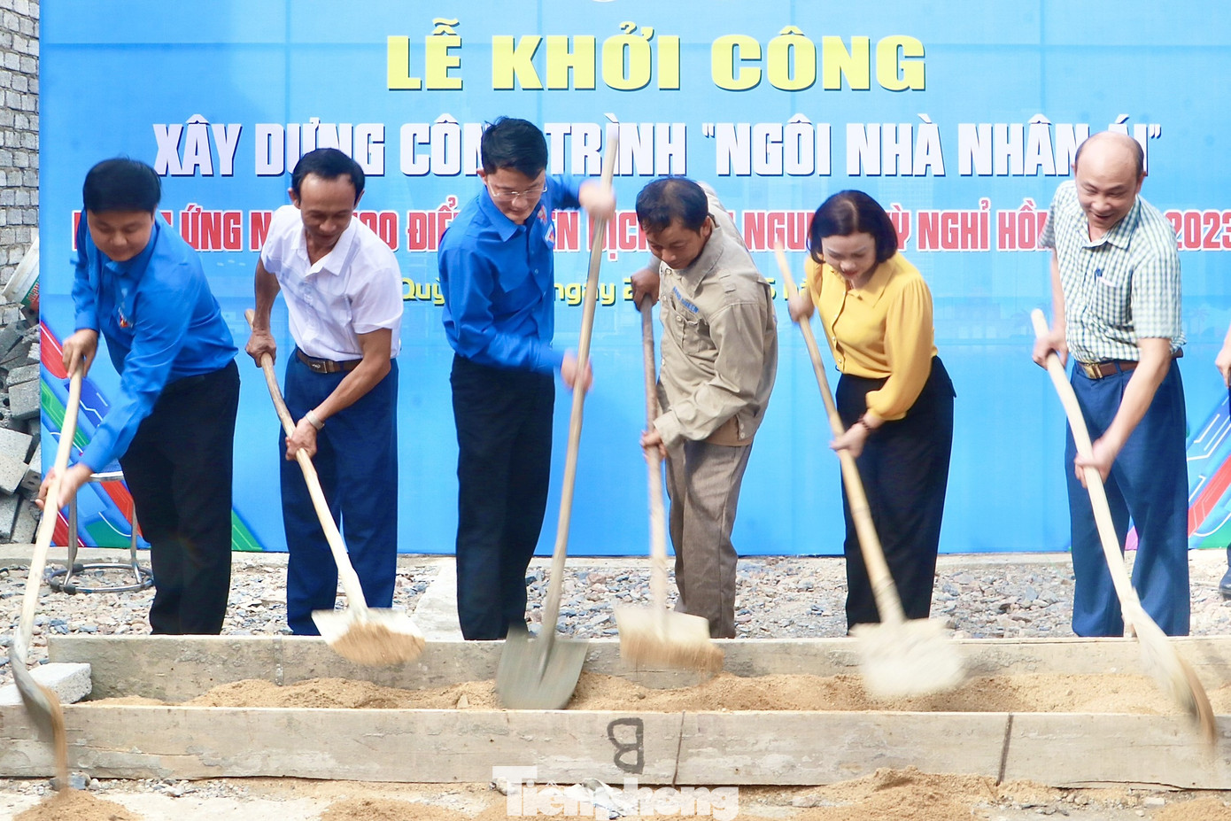 Tại huyện Quỳnh Lưu, anh Trần Linh - Phó Bí thư Tỉnh Đoàn, Chủ tịch Hội sinh viên, Hội đồng đội tỉnh Nghệ An khởi công xây dựng công trình “Ngôi nhà nhân ái” cho hộ gia đình gặp hoàn cảnh khó khăn tại thôn 8, xã Quỳnh Giang.