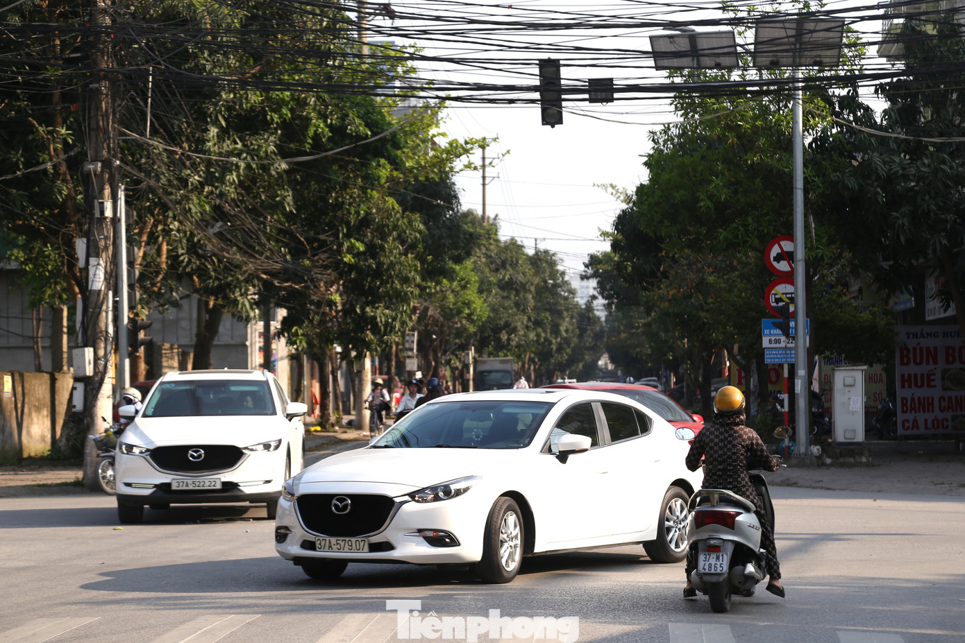 Trên địa bàn thành phố Vinh hiện có 10 cụm đèn giao thông hoạt động chập chờn ở các nút giao gồm: đường Nguyễn Du - Nguyễn Thúc Đồng; ngã 5 đảo Hải quan; ngã tư Maximart; đường Ngô Gia Tự - Nguyễn Cảnh Hoan; quốc lộ 1A cũ - quốc lộ 1A mới. Đảo C9 (đường Kim Đồng - Lê Hồng Phong - Nguyễn Thị Minh Khai); bến xe Bắc Vinh; đường Nguyễn Gia Thiều - Tôn Thất Tùng; đường Trương Văn Lĩnh - Lý Tự Trọng. Thành phố Vinh dự kiến chi khoảng 7 tỷ đồng để cải tạo và lắp đặt hệ thống cáp ngầm.