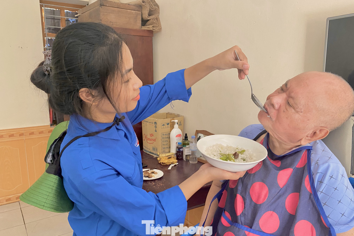 Bạn Dương Thị Ngọc Liên (Đội trưởng Đội Sinh viên tình nguyện Trường Đại học Y khoa Vinh) chia sẻ: “Dù đã đi tình nguyện nhiều nơi, làm nhiều công việc khác nhau nhưng chúng em nhận thấy hoạt động tình nguyện, chăm sóc các bác thương binh, bệnh binh có ý nghĩa lớn lao. Mong rằng với lòng biết ơn của thế hệ trẻ chúng em sẽ tiếp thêm nguồn năng lượng mới để các bác có thêm nghị lực, niềm tin trong cuộc sống”.