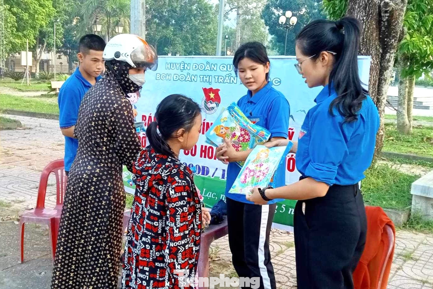 Tổ chức bán tranh đính đá ở thị trấn Tân Lạc, huyện Quỳ Châu.