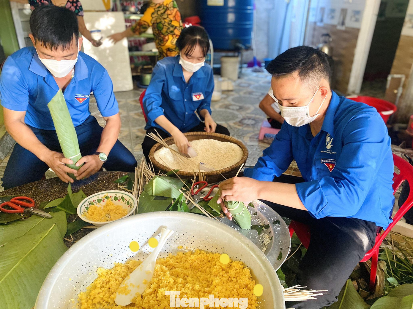 Hai ngày nay, ĐVTN Huyện đoàn Thanh Chương (Nghệ An) tất bật tổ chức gói bánh chưng tặng các em thiếu nhi vui đón Trung thu. Do dịch COVID-19 đang diễn biến phức tạp, các bạn trẻ tham gia gói, nấu bánh chưng đều ý thức việc đeo khẩu trang phòng dịch và không tập trung quá đông người.
