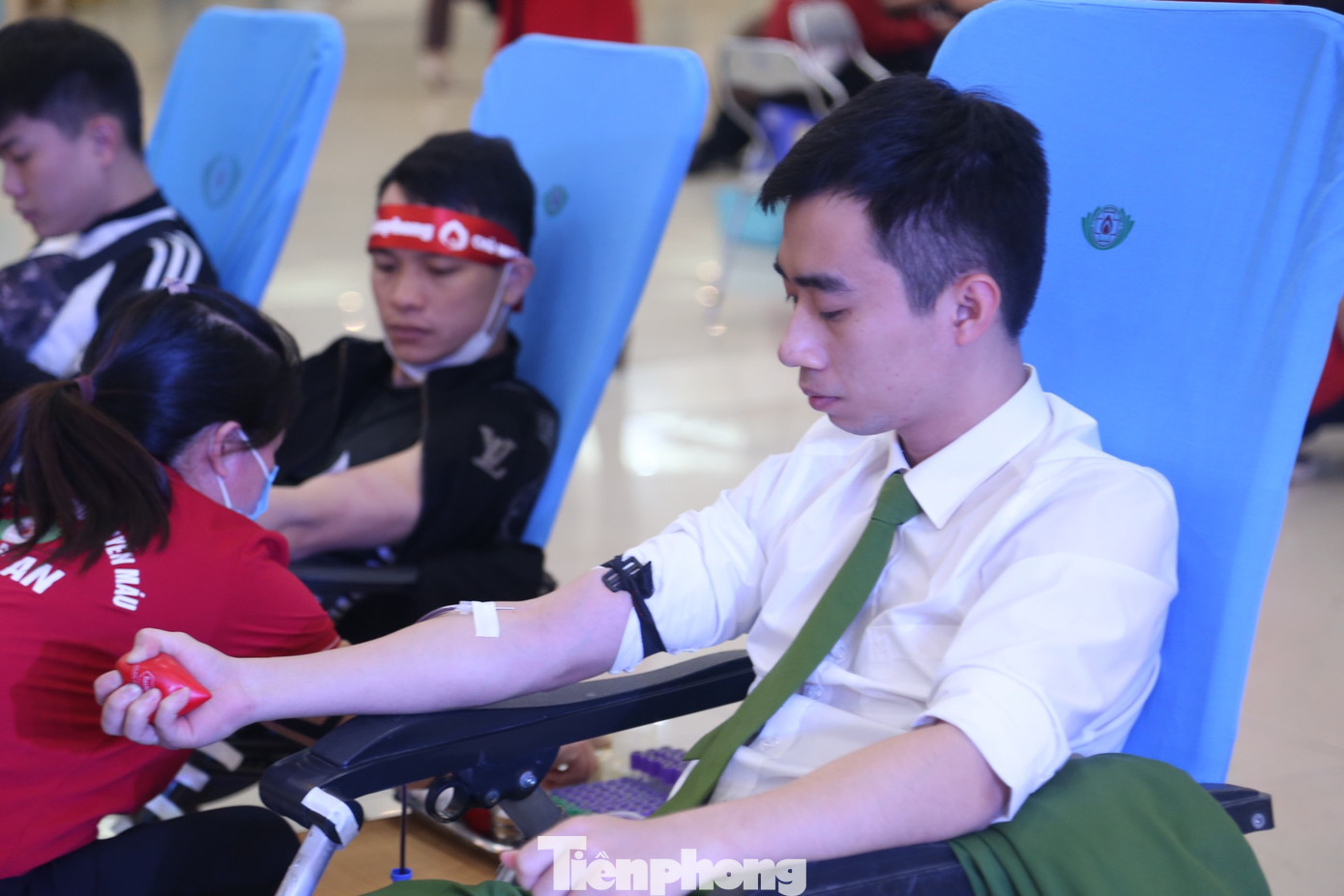 Nhiều chiến sĩ công an tham gia hiến máu tình nguyện