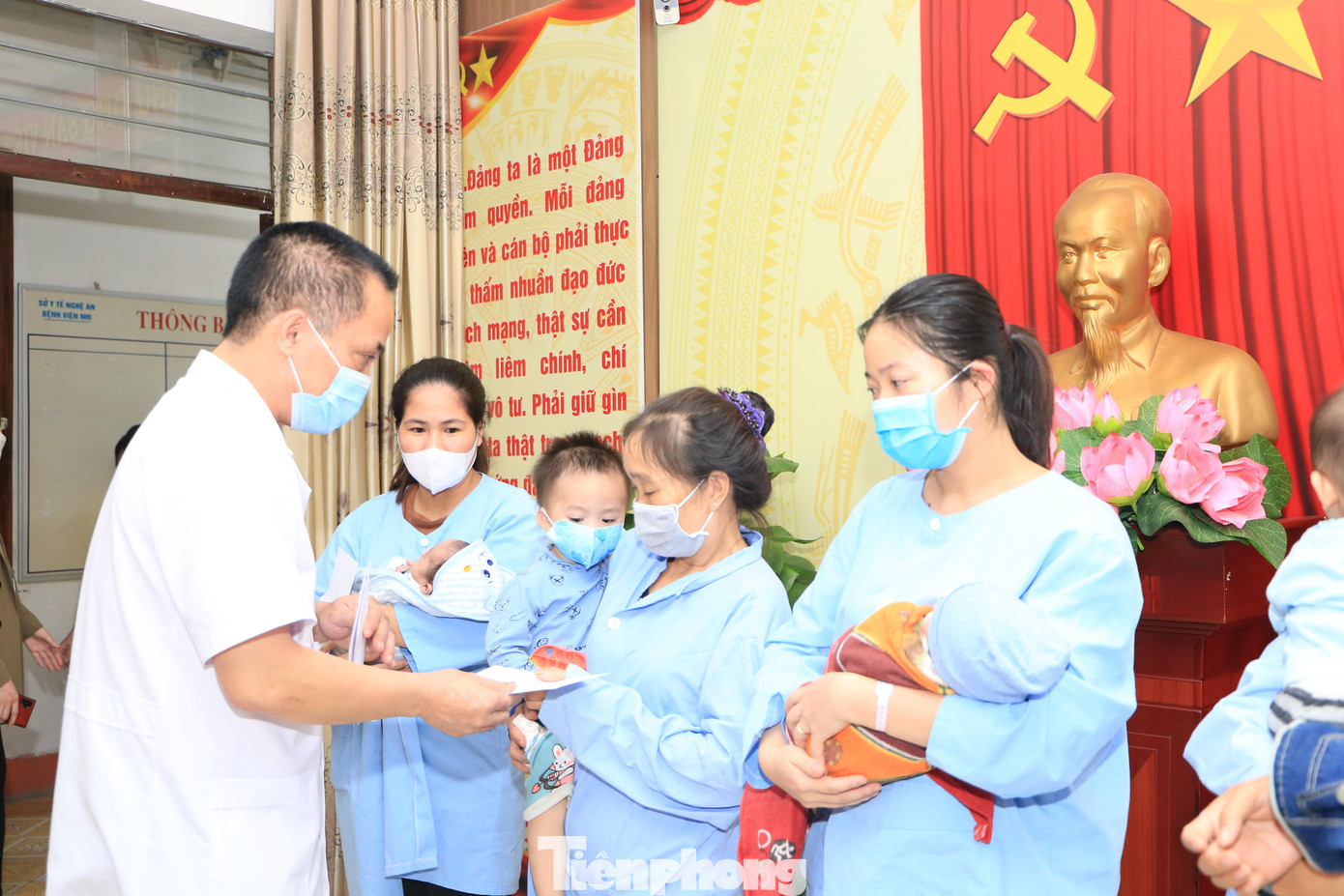 Bác sỹ Phạm Sỹ Hùng – Phó Giám đốc Bệnh viện Sản nhi Nghệ An trao quà cho bệnh nhân