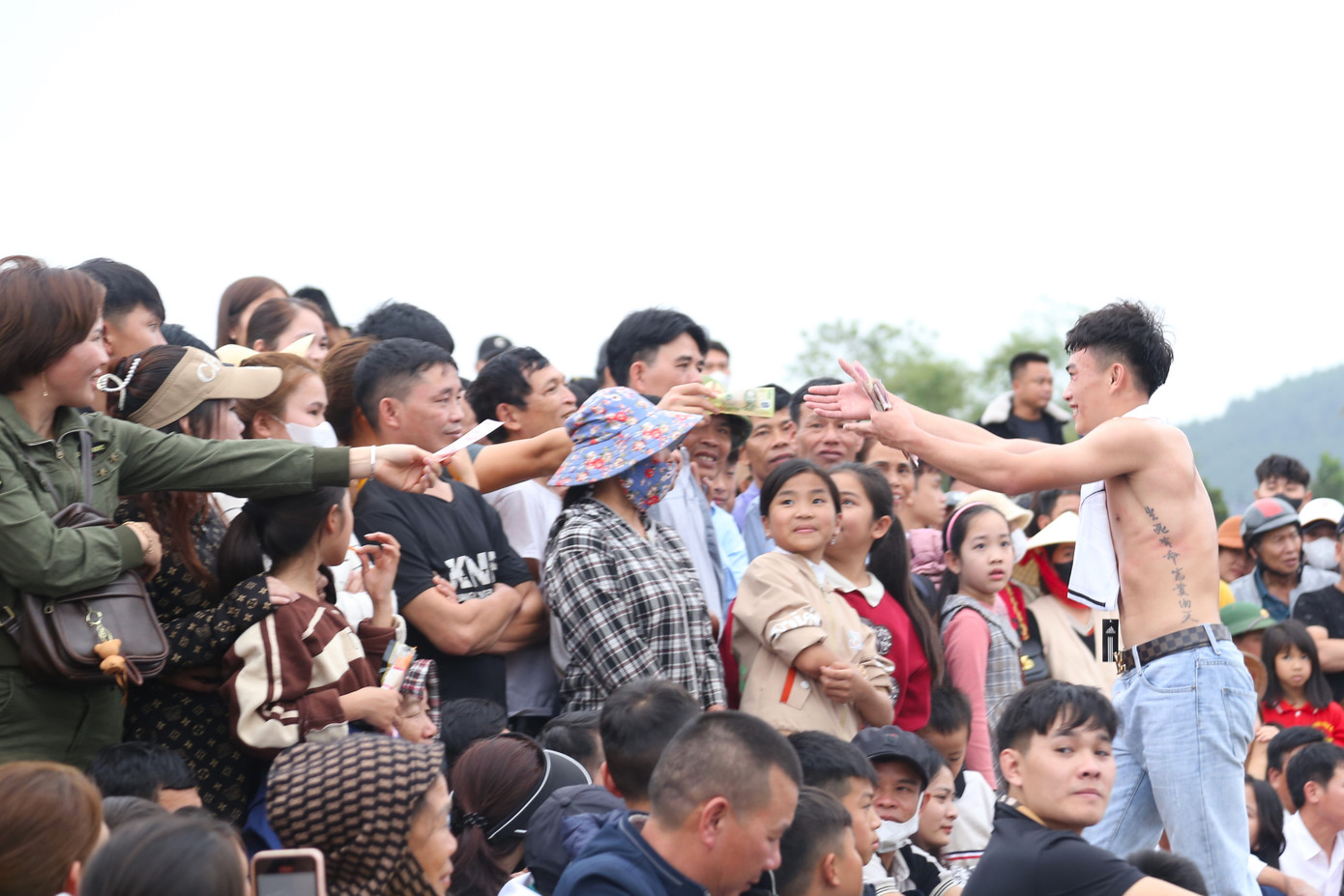 Tuy nhiên, phấn khích trước những trận đấu mãn nhãn, quyết liệt, các khán giả sẵn sàng 'rút hầu bao' thưởng nóng cho các đô vật. Tuy nhiên, phấn khích trước những trận đấu mãn nhãn, quyết liệt, các khán giả sẵn sàng 'rút hầu bao' thưởng nóng cho các đô vật.