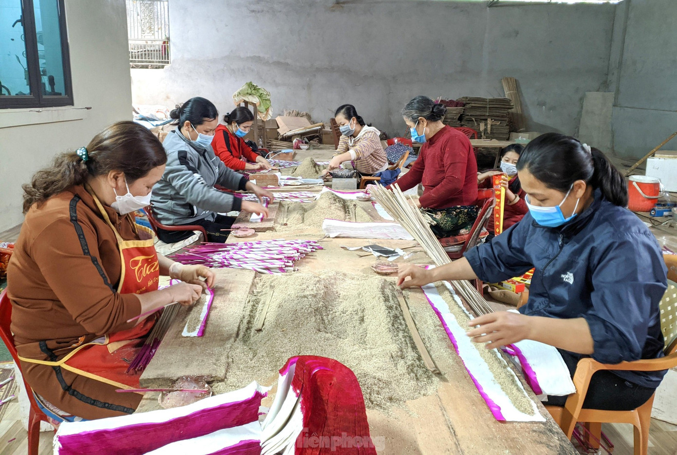 Huyện Quỳ Châu được xem là thủ phủ hương trầm ở Nghệ An. Nghề làm hương trầm nơi đây đã có 40 năm. Hiện nay, trên địa bàn có 6 làng nghề làm hương trầm, có hàng chục lao động thường xuyên và hàng trăm lao động thời vụ, cung ứng lượng lớn sản phẩm ra thị trường.