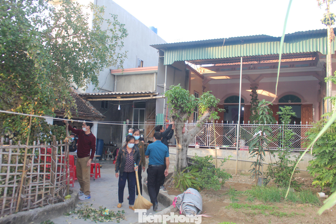 Gia đình các thuyền viên mất tích luôn có người ra vào thăm hỏi