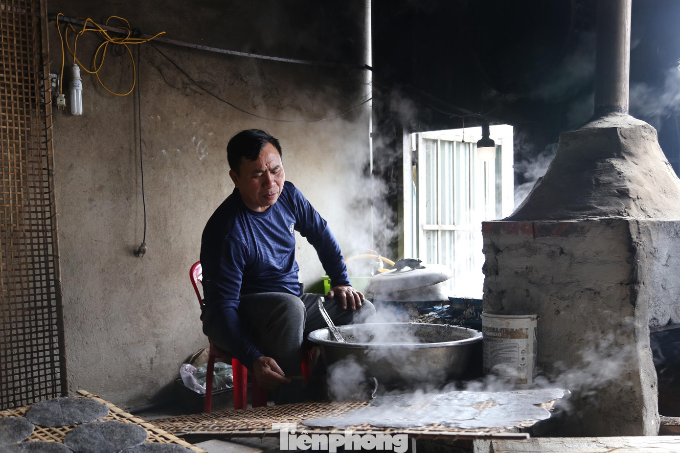 Ba đời làm nghề tráng bánh, ông Nguyễn Văn Hồng (55 tuổi) cho biết mỗi ngày gia đình có thể làm ra 7.000 - 8.000 chiếc bánh. Giá bán trung bình 20.000 - 25.000 đồng/10 chiếc bánh đa sống.