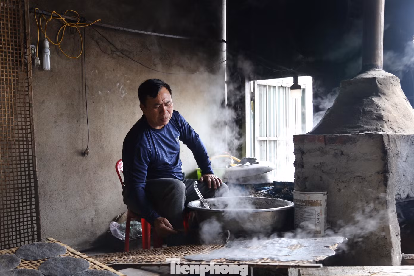 Ba đời làm nghề tráng bánh, ông Nguyễn Văn Hồng (55 tuổi) cho biết mỗi ngày gia đình có thể làm ra 7.000 - 8.000 chiếc bánh. Giá bán trung bình 20.000 - 25.000 đồng/10 chiếc bánh đa sống.
