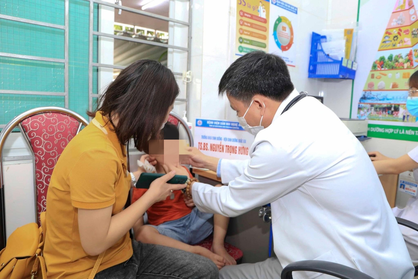 Theo bác sĩ bệnh viện Sản nhi Nghệ An, các bệnh thường gặp trong thời tiết nắng nóng là các bệnh về đường hô hấp; dị ứng; nhiễm, sốt virus,... Theo bác sĩ bệnh viện Sản nhi Nghệ An, các bệnh thường gặp trong thời tiết nắng nóng là các bệnh về đường hô hấp; dị ứng; nhiễm, sốt virus,...