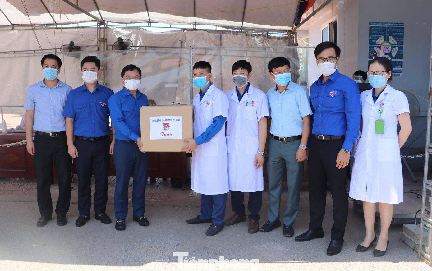 Dịp này, Đoàn công tác còn trao quà ủng hộ công tác phòng chống dịch tại Bệnh viện Đa khoa khu vực Tây Bắc Nghệ An