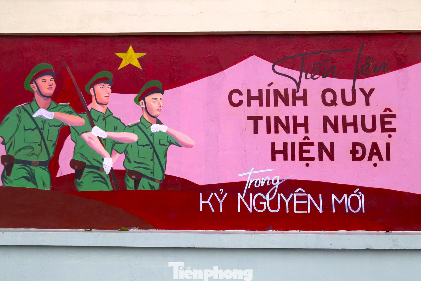 Các bức tranh được bố trí bám sát chủ đề của công trình. Bên cạnh đó, tôn vinh đầy đủ các hình ảnh tiêu biểu của các khối lực lượng: An ninh, Điều tra, Quản lý hành chính, Phòng cháy chữa cháy… Giữa các khối ảnh, là hình ảnh về hoa sen, hoa hướng dương, sông núi tượng trưng cho mảnh đất, con người xứ Nghệ.