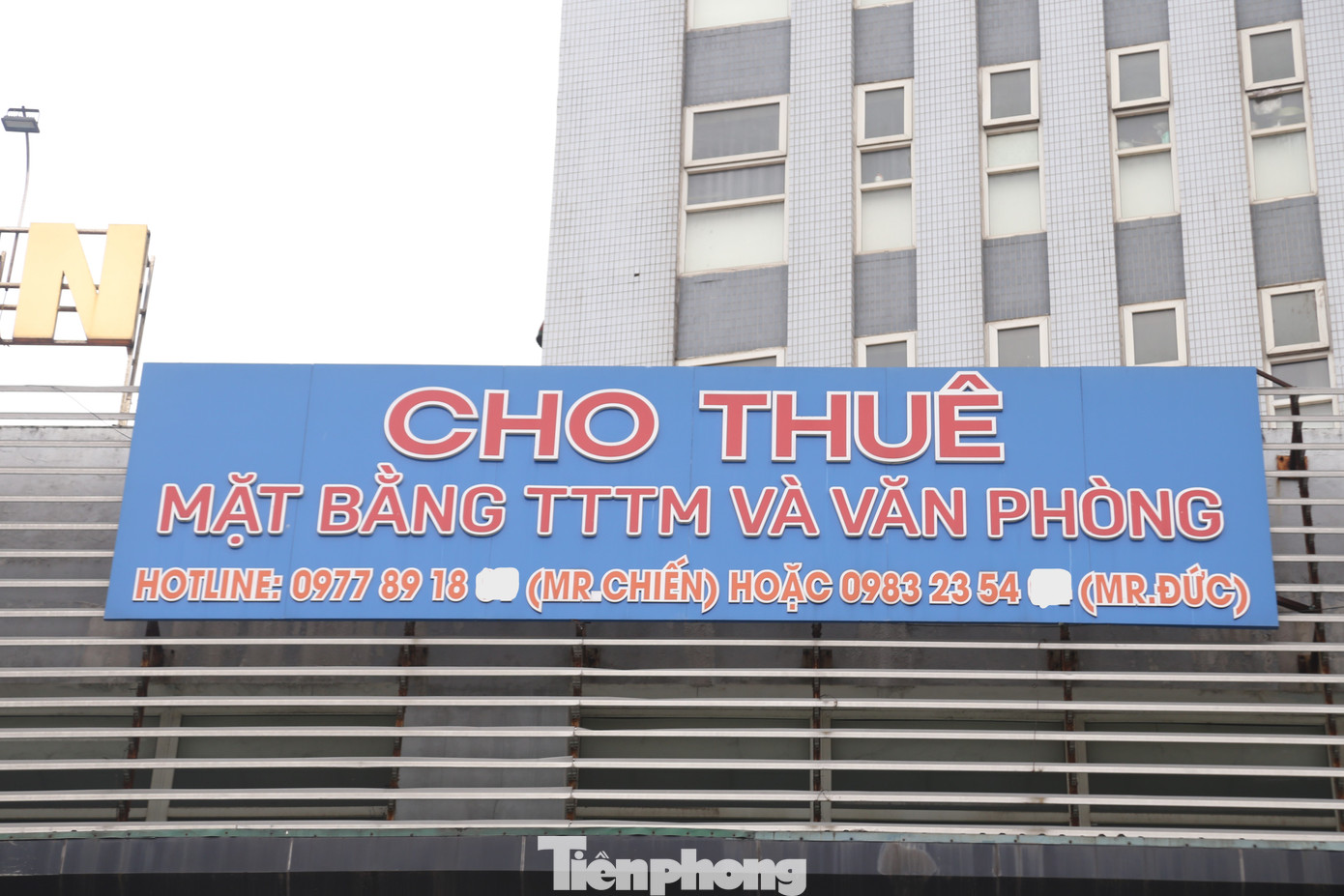 Từ cuối năm 2023 đến nay, không ít khách thuê mặt bằng phải “tháo chạy” là do hoạt động kinh doanh thua lỗ. Để thu hút, các chủ tòa nhà buộc phải tung ra các gói ưu đãi như trả tiền thuê 12 tháng tặng 1 tháng, hay giảm 30% giá thuê cho văn phòng trọn gói,…