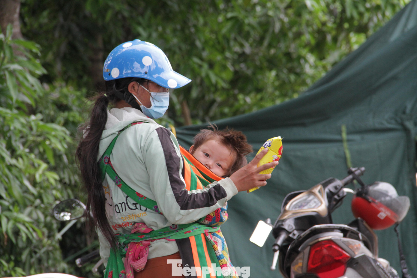 Cậu con trai mới 7 tháng tuổi của anh Ha cùng bố mẹ vượt nghìn cây số bằng xe máy về quê