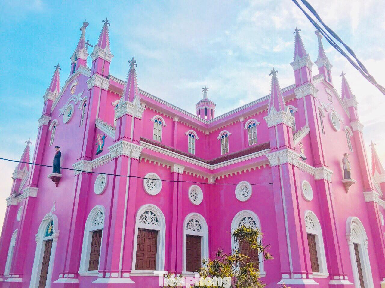 Sau quá trình tu sửa, kiến trúc nhà thờ được khoác lên bộ áo mới, tươi mới và đầy sức sống. Sau quá trình tu sửa, kiến trúc nhà thờ được khoác lên bộ áo mới, tươi mới và đầy sức sống.