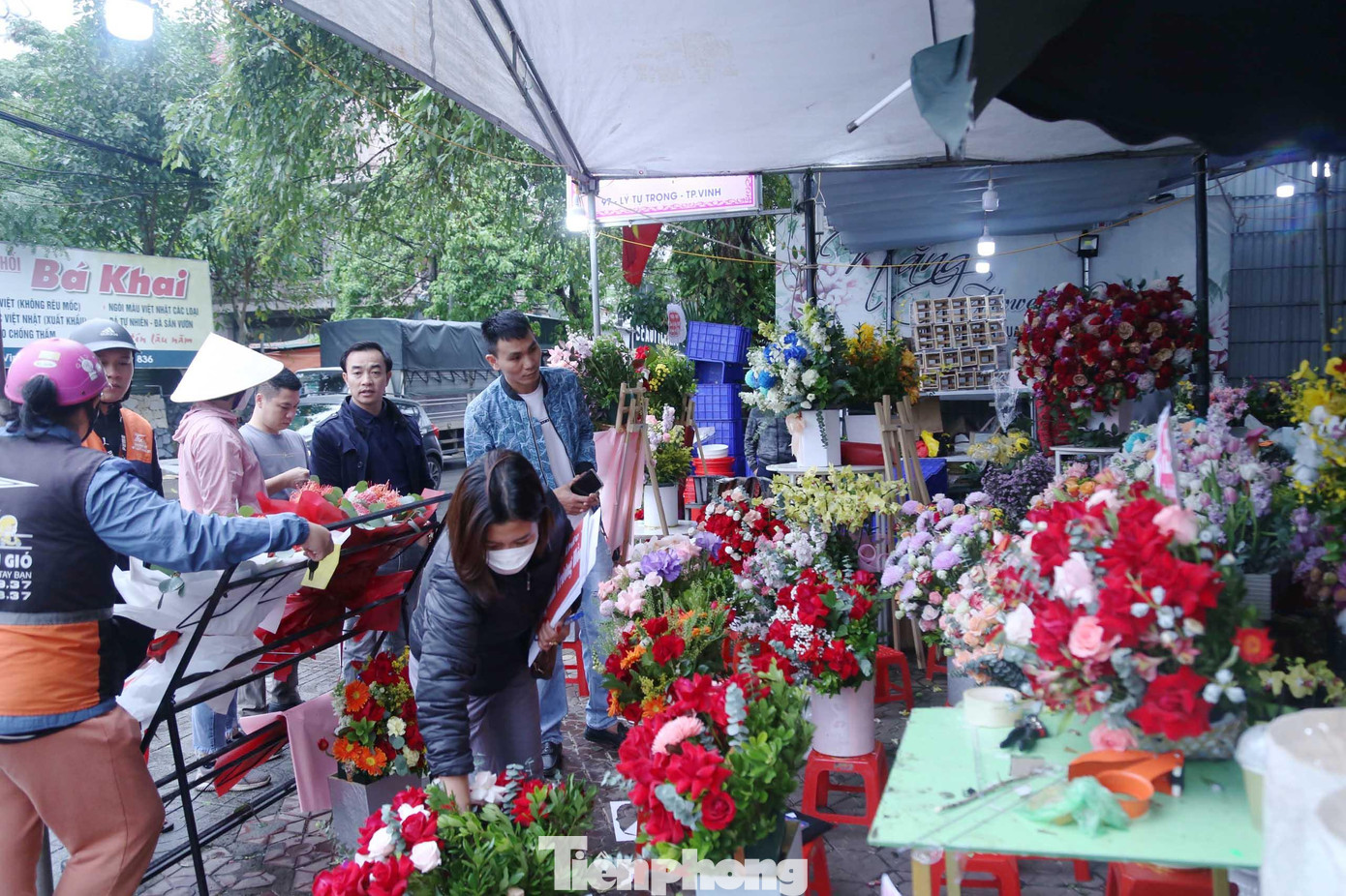 Thị trường quà tặng 20/10 đang ngày càng đa dạng, phong phú, nhưng hoa tươi vẫn luôn là một món quà được lựa chọn nhiều nhất. Nhu cầu tăng, những ngày này, giá hoa tươi theo đó đồng loạt tăng mạnh.