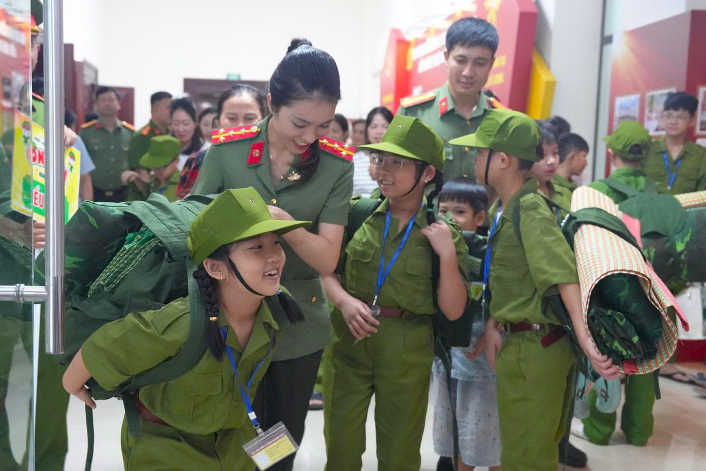 Các em cũng được rèn luyện kỹ năng bơi an toàn, tuyên truyền, phổ biến giáo dục pháp luật về ma túy núp bóng thuốc lá điện tử, phòng chống bạo lực học đường và các hoạt động bổ trợ như tham quan di tích lịch sử, viết nhật ký, viết thư cho người thân, tham gia các hoạt động xã hội, các trò chơi, hoạt động thể dục, thể thao…