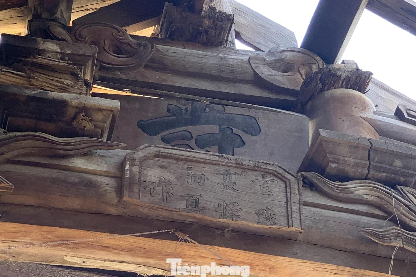 Trên tấm ván thưng vì hồi của đình có khắc chữ Hán. Trên tấm ván thưng vì hồi của đình có khắc chữ Hán.