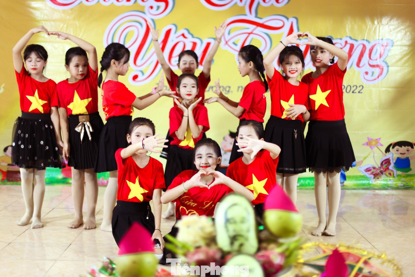 Dịp này, BTC đã trao 60 suất quà ý nghĩa cho các em thiếu niên nhi đồng có hoàn cảnh khó khăn ở xã tái định cư Ngọc Lâm.