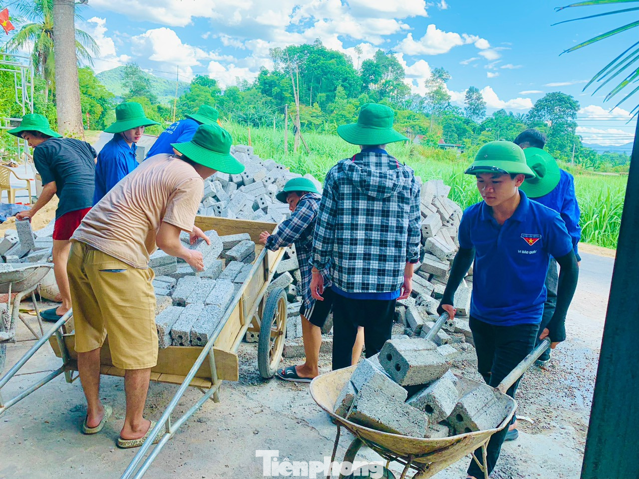 Vi Bảo Quốc (ngoài cùng bên phải) hỗ trợ vận chuyển gạch Vi Bảo Quốc (ngoài cùng bên phải) hỗ trợ vận chuyển gạch