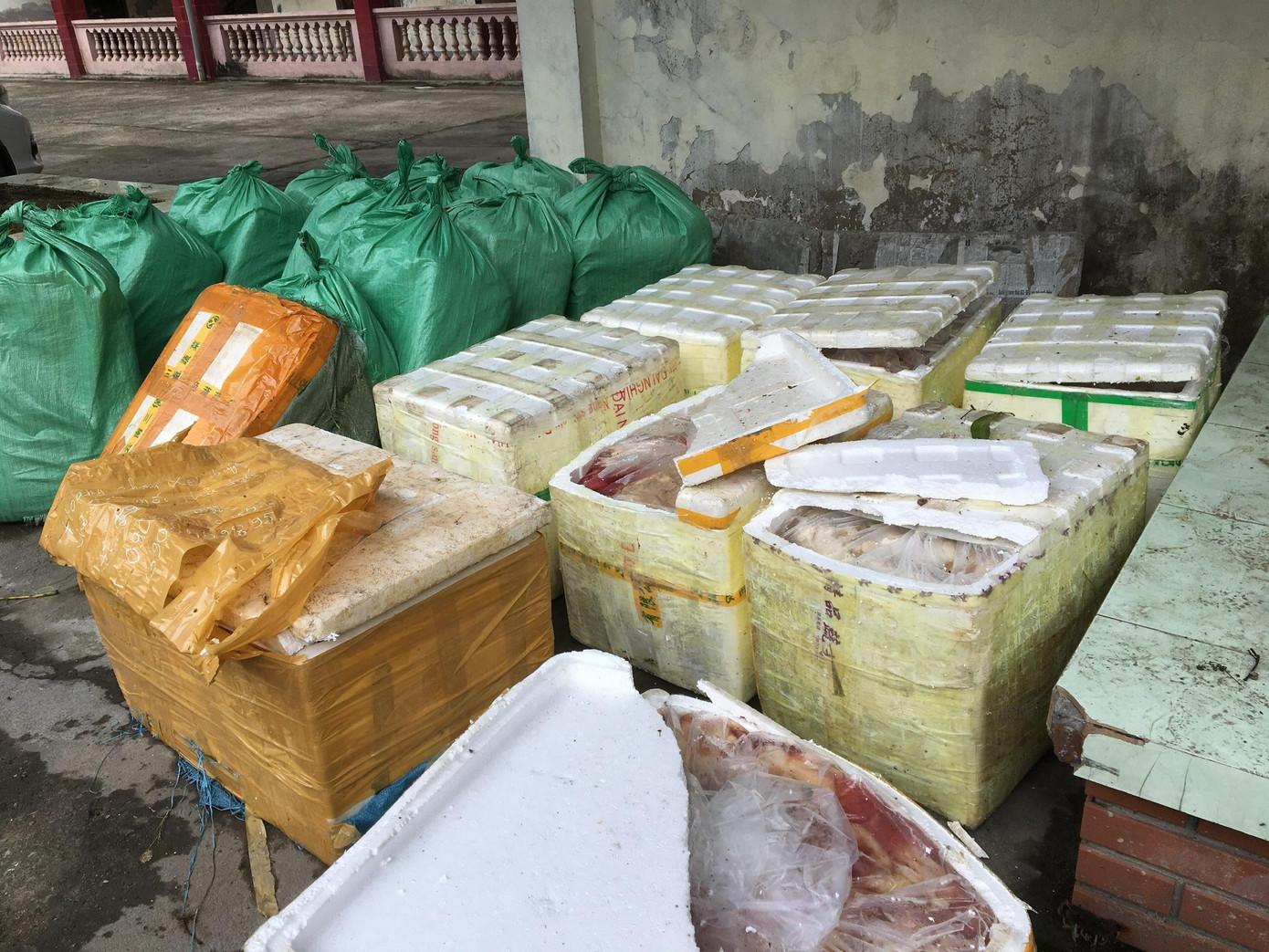 Hơn 1 tấn nội tạng, nầm lợn có dấu hiệu bị bệnh chuẩn bị lên bàn nhậu Hơn 1 tấn nội tạng, nầm lợn có dấu hiệu bị bệnh chuẩn bị lên bàn nhậu