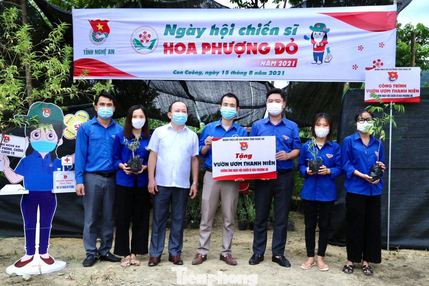 Trao tặng “Vườn ươm Hoa Phượng Đỏ” tại Trường THPT Mường Qụa, xã Môn Sơn. Tặng máy rửa tay sát khuẩn tự động cho các trường THPT, TT GDNN-GDTX. (Ảnh: Thu Hiền)