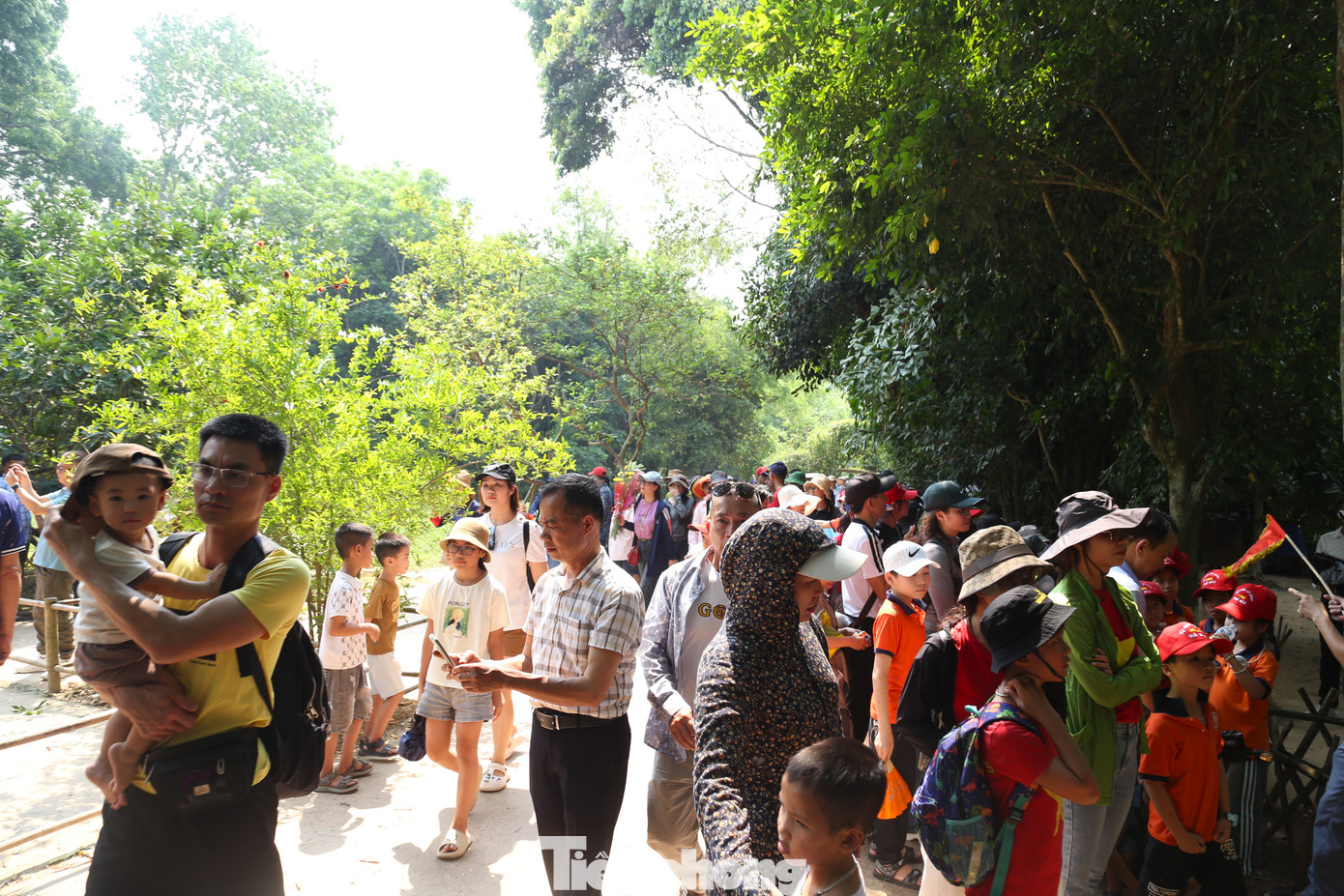 Trong ngày Giải phóng miền Nam, thống nhất đất nước 30/4, hàng vạn du khách đã chọn khu di tích Kim Liên để về thăm. Các con đường dẫn vào tham quan đều chật kín người.