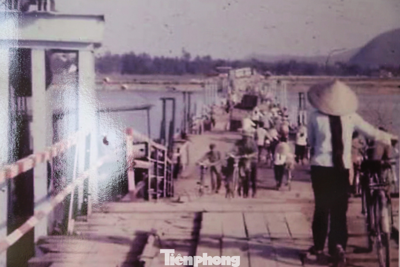 Cầu phao Bến Thủy.