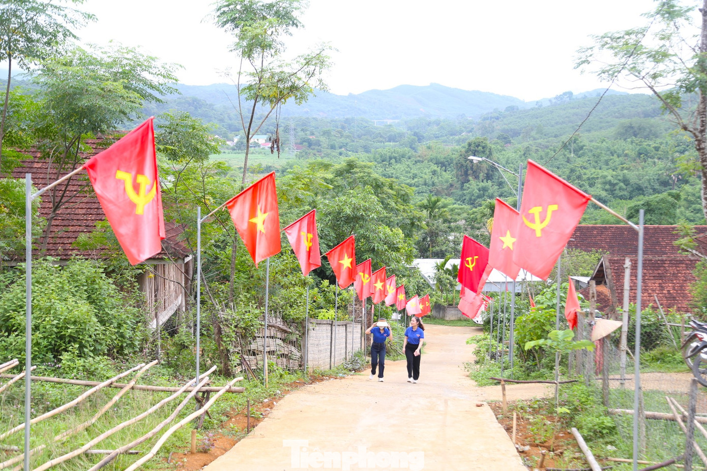 Những ngày này, các địa phương trên địa bàn tỉnh Nghệ An trang hoàng cờ hoa, pano, áp phích... để chào mừng các ngày lễ lớn của dân tộc. Cờ hoa, băng rôn, khẩu hiệu được treo dọc các tuyến đường, trước trụ sở cơ quan, đơn vị, các con đường, trước nhà dân, tạo không khí hân hoan phấn khởi.